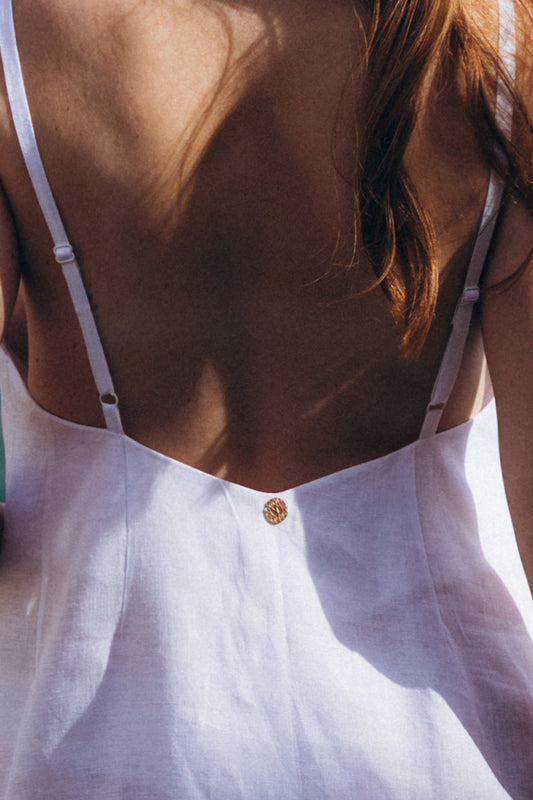 White maxi dress with straps made of 100% linen