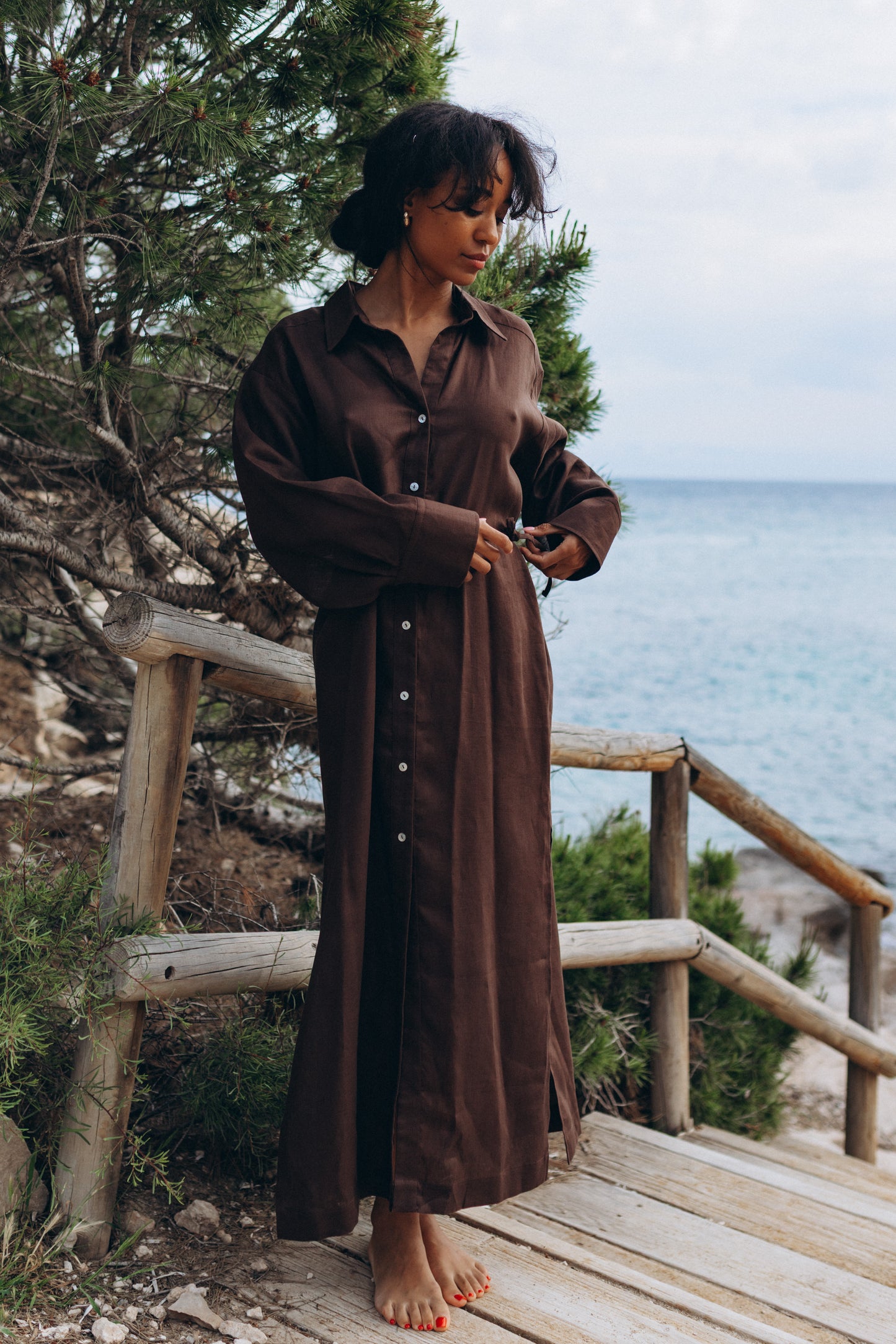 Chocolate maxi dress with a shaved neckline made of 100% linen